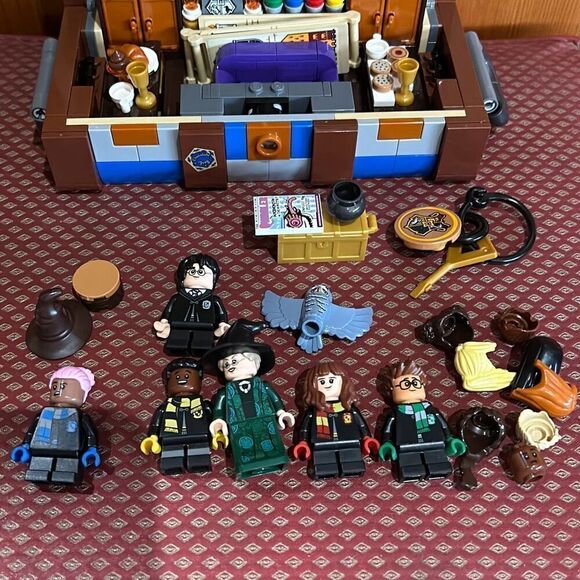 Lego 76399 Harry Potter’s Magical Trunk Ravenclaw - Picture 2 of 10
